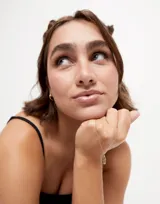 Dije rectangular bañado en oro 18k con la palabra 'Suerte' grabada.