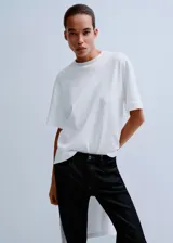 Camiseta de algodón blanca, de corte oversize, cuello redondo y manga corta con diseño holgado.