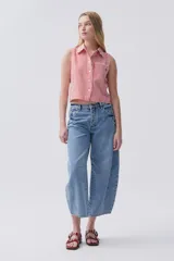 Camisa corta sin mangas con estampado a rayas rojas y blancas, bolsillo con bordado y detalles a contratono.