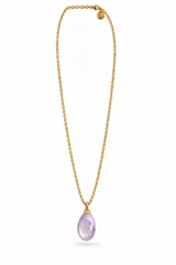 Collar hecho artesanalmente en Francia con cadena dorada de acero y dije colgante en forma de gota de resina color violeta.