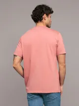 Remera de manga corta Calvin Klein, confeccionada en algodón, con cuello redondo y diseño de logo repetitivo en el pecho.