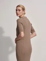 Vestido midi tejido color marrón con cuello polo, mangas cortas y botones.