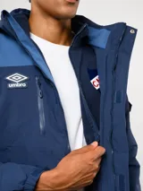 Parka de abrigo Umbro del Club Nacional de Football, con diseño de bloques de color en azul, rojo y blanco. Cuenta con capucha, cierre frontal, bolsillos frontales y el escudo del club bordado en el pecho.