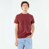 Camiseta de algodón color rojo oscuro, de manga corta y cuello redondo.
