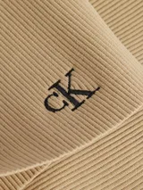 Cárdigan cropped de punto de canalé color beige, con cierre de corchete, mangas largas y logo bordado de Calvin Klein en el bajo.