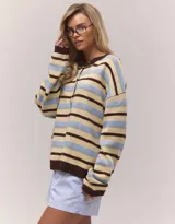 Cardigan tejido de punto con diseño a rayas horizontales en tonos crema, celeste y marrón. Presenta cuello redondo, cierre frontal con botones y mangas largas con puños acanalados en color marrón.