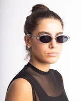 Lentes de sol ovalados con montura transparente y lentes oscuros.