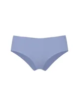 Panty cheeky de tiro bajo color celeste, confeccionado en microfibra sedosa con bordes cortados para un acabado invisible bajo la ropa.