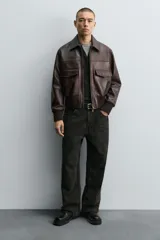 Bota de caña media fabricada en piel, con horma cuadrada y suela de goma a tono con volumen.