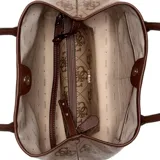 Cartera tipo tote Guess modelo Victtoria, color beige con estampado de logo y franjas verticales en marrón y blanco. Incluye una pequeña cartera tipo sobre a juego. Cuenta con doble asa de hombro y cierre superior.