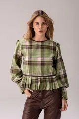 Blusa de manga larga confeccionada en tartán con estampado a cuadros en tonos marrones, blancos y mostaza. Presenta detalles en cuero marrón y cuello alto con corderito sintético.