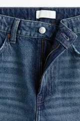 Bermuda de cinco bolsillos en denim de algodón rígido, con diseño de corte holgado, cierre y botón.