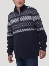 Sweater de punto con cierre frontal parcial y cuello alto. Presenta un diseño de patrón geométrico tipo jacquard en tonos grises y celestes sobre una base azul marino en la parte superior y mangas.