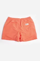 Short de baño liso color azul marino, con cintura elástica y cordón de ajuste trenzado blanco y azul. Posee bolsillos laterales y suspensor interno.