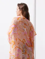 Kimono tejido con estampado abstracto en tonos naranja, rosa y blanco, con mangas amplias estilo japonés y terminación con borlas.