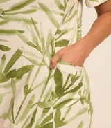 Vestido corto tipo t-shirt de viscolino con cuello redondo, mangas cortas y estampado de follaje.