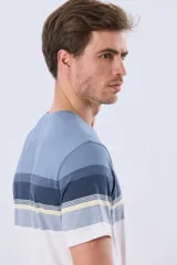 Remera de manga corta con diseño de franjas horizontales en tonos de gris, azul y beige, con escote redondo y pequeño bordado en el pecho.