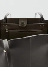 Bolso tipo shopper de efecto piel en color marrón oscuro, con diseño estructurado, doble asa de hombro y cierre de botón magnético.