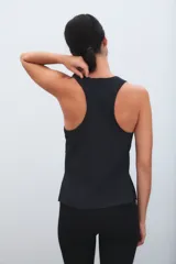 Musculosa deportiva de cuello redondo y corte sin mangas, confeccionada en tejido técnico elástico de alta transpirabilidad.
