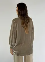 Camisa verde oscuro de terciopelo de viscosa, con cuello mao, corte recto, mangas largas abullonadas y cierre frontal con botones.