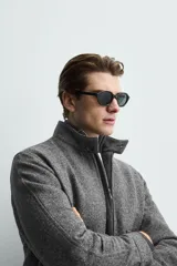 Cazadora relaxed fit de mezcla de lana color gris oscuro, con cuello subido, bolsillos delanteros con solapa, cierre frontal de cremallera y bajo acabado en rib.