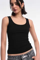 Musculosa blanca de tejido rib con escote redondo y corte al cuerpo.