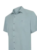 Camisa de manga corta color verde claro, con cuello camisero, cierre frontal con botones y bordado sutil en el pecho del logo de la marca RKF.