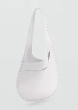 Bolso de hombro de diseño minimalista y forma curva, confeccionado en piel bovina color blanco. Presenta un bolsillo frontal decorativo y detalle de tachuelas metálicas en todo el contorno.