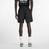 Short New Balance modelo Athletics 7", color negro, confeccionado en tejido elástico con tecnología NB DRY que absorbe la humedad. Cuenta con cintura elástica, bolsillos laterales y el logo tonal Flying NB.