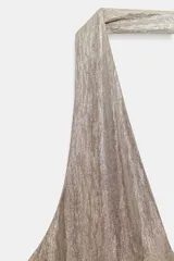 Vestido midi con efecto metalizado, cuello halter y escote en V profundo.