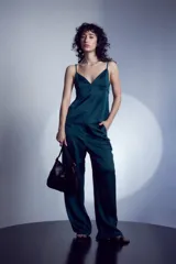 Top de satén color verde oscuro, con escote en V y breteles finos ajustables.