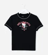 Remera negra de algodón con cuello redondo y bordes en contraste color blanco. Presenta estampa frontal de Hello Kitty en estilo skater con detalles en rosa y blanco.