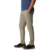 Pantalón técnico de corte recto y diseño funcional, con tecnología de repelencia al agua y protección solar. Cuenta con cintura elástica parcial, bolsillos laterales y bolsillo de seguridad con cierre.