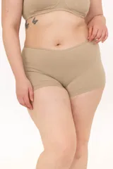 Bombacha tipo short de tiro alto, color beige, confeccionada en algodón elastizado con diseño liso y cobertura amplia.