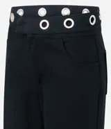 Pantalón de jean corte wide leg, color negro, con cintura media y detalle de ojales metálicos en el cós. Presenta piernas amplias, cierre tradicional y bolsillos funcionales.