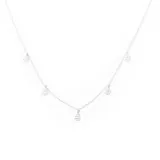 Collar plateado con cadena fina y cinco dijes colgantes en forma de gota con textura martillada.