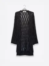 Cardigan largo de tejido de punto calado color negro.