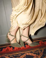 Zapato de tacón ancho color rosa viejo, de tela tipo terciopelo, con puntera fina y tiras cruzadas sobre el empeine.