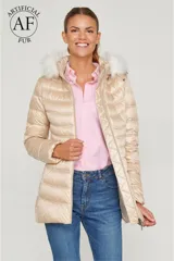 Campera puffer color beige con diseño de ondas, cierre central con cremallera de doble carro, bolsillos y capucha desmontable con pelo sintético blanco.