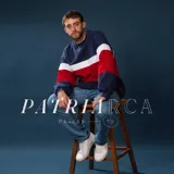 Buzo de felpa azul marino, rojo y blanco con diseño de bloques de color.