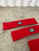 Vincha deportiva negra de lycra con logo blanco estampado.