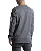 Remera de manga larga en color blanco, con cuello redondo y corte clásico. Presenta un pequeño detalle de etiqueta cosida en el puño de la manga.