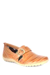 Zapato bajo de cuero negro con hebilla dorada.