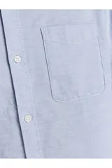 Camisa celeste de manga larga con cuello abotonado, cierre con botones y bolsillo en el pecho. Corte slim fit.