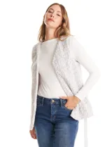 Chaleco faux fur color gris, con broches ocultos en la parte delantera y lazo de ecocuero en la cintura.