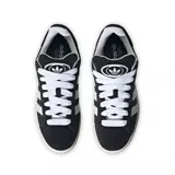 Zapatillas Adidas Campus 00s, color negro con las tres tiras laterales en blanco, suela color crema y cordones blancos.