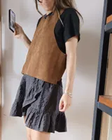 Chaleco negro de cuero agamuzado con espalda cruzada.