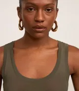 Musculosa celeste de punto texturizado, con breteles anchos y cuello redondo.