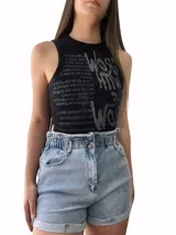 Short de jean celeste de tiro alto con cintura fruncida elástica y cierre frontal con dos botones metálicos. Presenta bolsillos delanteros y dobladillos anchos en los bordes.