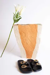 Sandalias negras con dos tiras anchas sobre el empeine, hebillas doradas ajustables y plantilla anatómica.